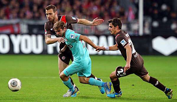 Fin Bartels (r.) brachte St. Pauli in der Nachspielzeit der ersten Hälfte in Führung
