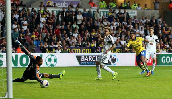 Serge Gnabry schoss aus 15 Metern flach zu seinem ersten Premier-League-Treffer ein 
