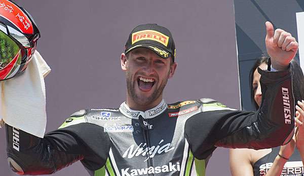 Ein fröhlicher Tom Sykes steht kurz vor dem ersten WM-Titel