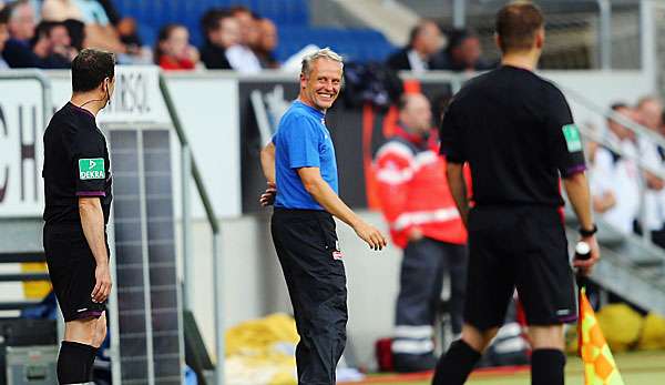 Freiburgs Trainer Christian Streich (M.) bleibt trotz viel Arbeit und Tabellenplatz 18 optimistisch