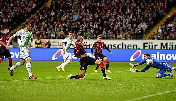 2. Minute in Frankfurt: Anderson lenkt den Ball ins eigene Tor, Trapp chancenlos