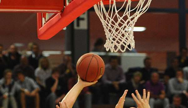 Nach sieben Niederlagen aus acht Spielen haben die s.Oliver Baskets  die Reißleine gezogen