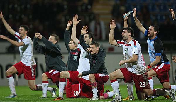 Der Sprung an die Tabellenspitze bringt die Jungs von Kaiserslautern zum Feiern