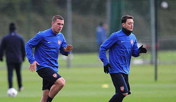 Lukas Podolski mit Teamkollege Mesut Özil beim Arsenal-Training am Montag