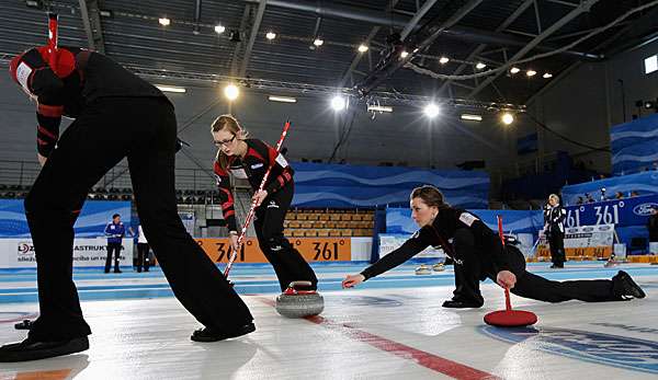 Die deutschen Curling-Frauen müssen nach der Niederlage gegen Finnland um die WM zittern