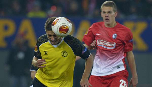 Matthias Ginter (r.) und der SC Freiburg hatten gegen Sevilla meist das Nachsehen