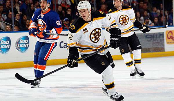 Shawn Thornton (m.) gewann 2011 mit den Boston Bruins den Stanley Cup