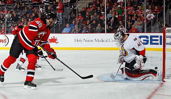 Jaromir Jagr (l.) erzielte das 3:0 gegen Senators-Goalie Robin Lehner