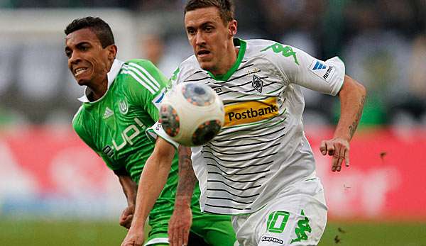 Brasilien gegen Deutschland: Luiz Gustavo (l.) im Sprintduell mit Max Kruse