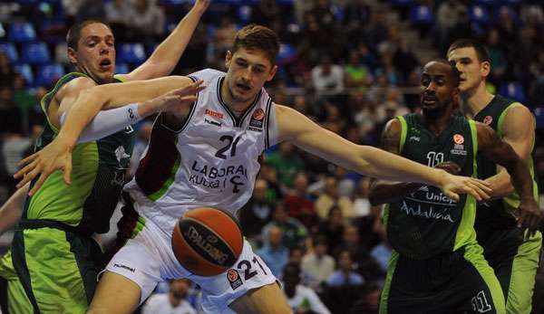 Tibor Pleiß (M.) startete mit Laboral Kutxa mit einem Sieg in die Euroleague-Top16