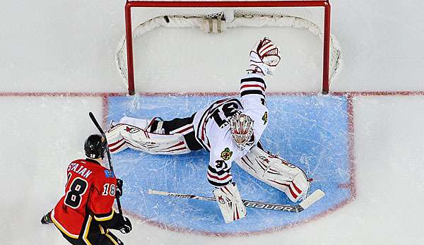 Matt Stajan (l.) bezwang mit Calgary die Blackhawks
