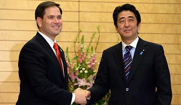 Shinzo Abe (r.) wird an der Eröffungsfeier in Sotschi teilnehmen