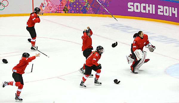 Die Schweizer Eishockey-Frauen brechen in Jubelstürme aus