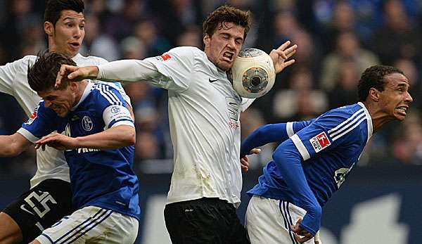 Nicht immer ging's elegant zu in der Schalker Arena. Am Ende holen die Knappen die drei Punkte