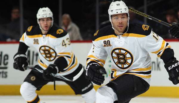 Jarome Iginla (r.) bescherte Boston mit zwei Toren im Schlussdrittel den nächsten Sieg
