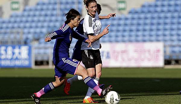 Kozue Ando (l.) traf gleich doppelt für Frankfurt