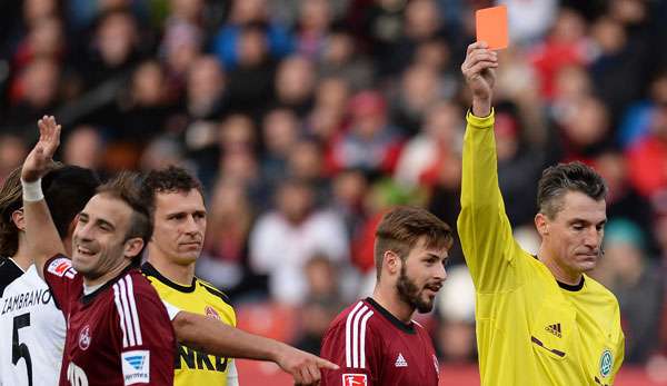 Javier Pinola wurde im Spiel gegen Eintracht Frankfurt mit Rot vom Platz gestellt