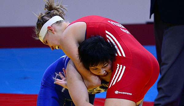 Aline Focken (r.) hat die Chance auf eine Bronzemedaille bei der EM in Finnland