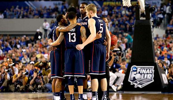 Fünf Freunde müsst ihr sein! Niels Giffey (r.) hat großen Anteil am Aufstieg der UConn Huskies