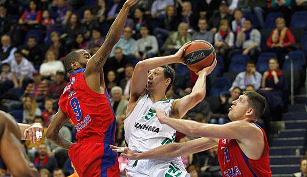 Dimitris Diamantidis von Panathinaikos im Duell mit Aaron Jackson und Victor Khryapa