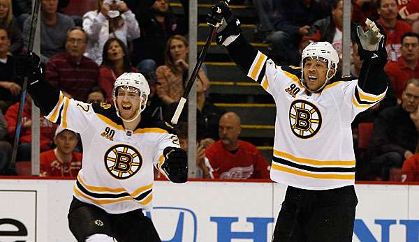 Die Boston Bruins holten dank Jarome Iginla (r.) den dritten Sieg gegen Detroit