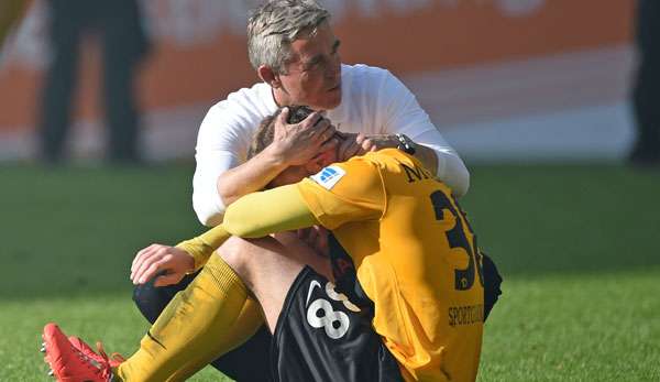 Tiefe Trauer: Olaf Janßen musste seine Spieler nach dem Abstieg trösten