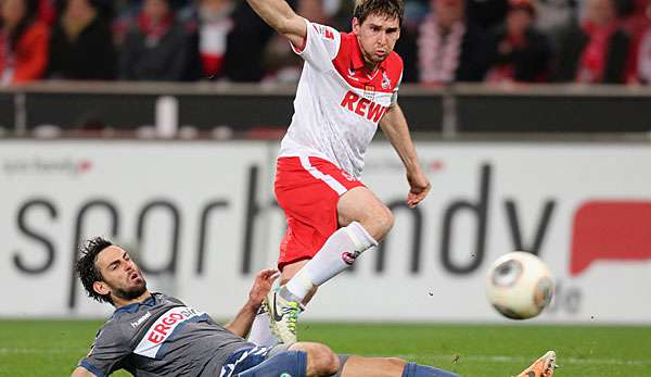 Bald nur noch im Training Gegenspieler: Mergim Mavraj (u.) und Kölns Patrick Helmes