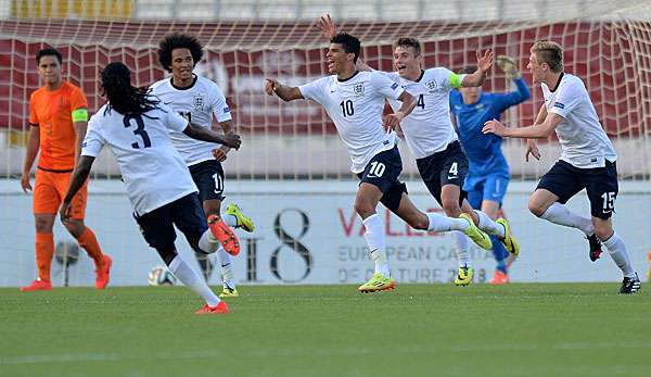 Dominic Solanke (m.) erzielte die Führung für England