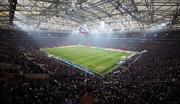 Die Zuschauer in der Veltins Arena bekommen zur Vorbereitung ein kleines Turnier geboten