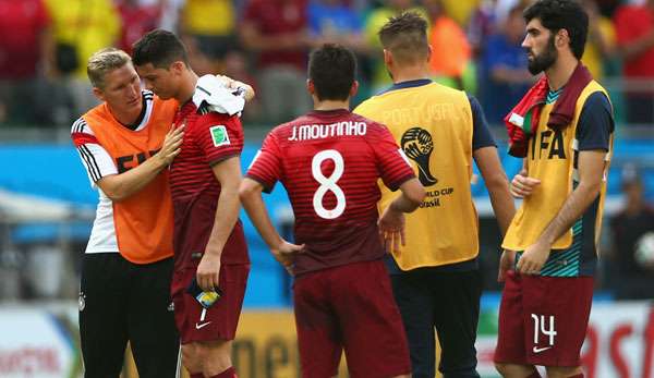 Bastian Schweinsteiger (l.) musste Cristiano Ronaldo nach der Niederlage trösten