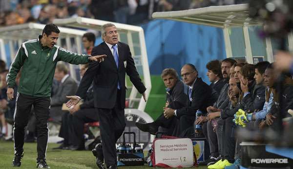 Oscar Tabarez kam gleich mehrfach ins engere Gespräch mit dem vierten Offiziellen