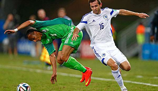 Peter Odemwingie (l.) geriet hier noch außer Tritt - weniger später traf er zum 1:0 für Nigeria