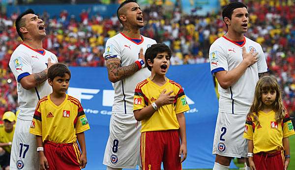 Nicht nur der Spielstil, auch das Singen der Nationalhymne ist bei Chile spektakulär