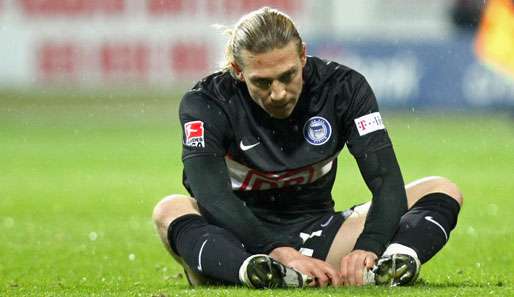 Andrej Woronin von Hertha BSC Berlin sitzt nach der 1:5-Niederlage gegen Werder Bemen niedergeschlagen auf dem Rasen
