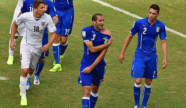 Giorgio Chiellini (M.) zeigte sich nach Suarez' Attacke empört