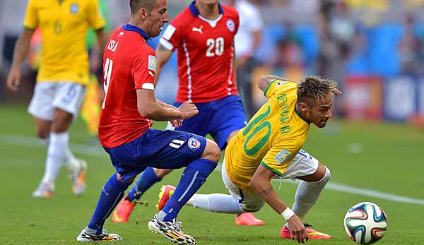 Neymar (r.) wird regelmäßig von mehreren Gegenspielern beharkt