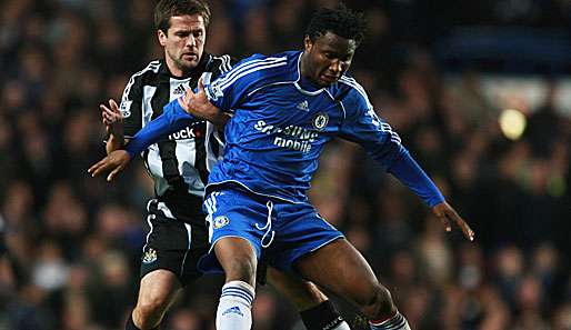 Bald Teamkollegen? Michael Owen (Newcastle) im Zweikampf mit John Obi Mikel (FC Chelsea)