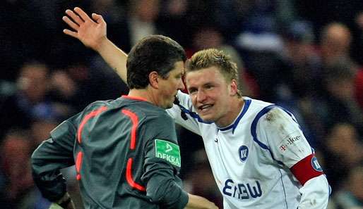 Karlsruhes Kapitän und Leader Maik Franz wird gegen Dortmund fehlen
