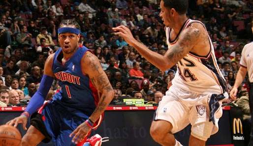 Lieferten sich ein heißes Duell: Pistons-Neuzugang Allen Iverson und New Jerseys Devin Harris