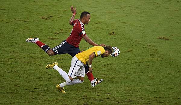 Mit diesem Foul an Neymar verletzte Juan Zuniga Brasiliens Superstar 