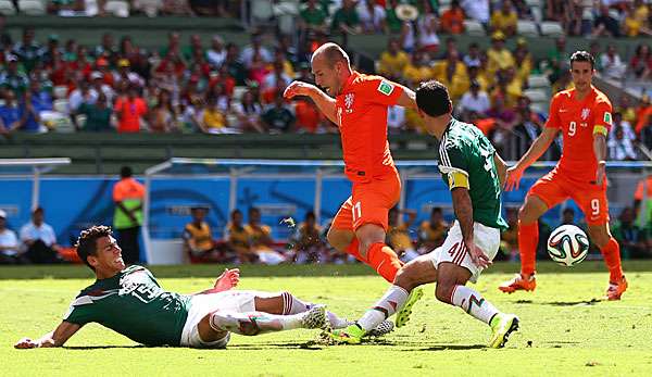 Bei seinem Tackling gegen Arjen Robben verletzte sich Hector Moreno (l.) schwer am Schienbein