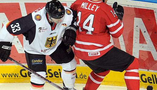 Michael Hackert (l.) im Zweikampf mit dem Kanadier Norm Milley