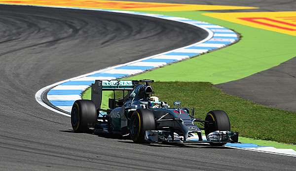 Lewis Hamilton brannte im 2. Training die schnellste Runde in den Asphalt