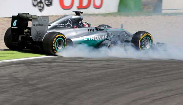 Lewis Hamilton flog in der Quali spektakulär ab und knallte in den Reifenstapel