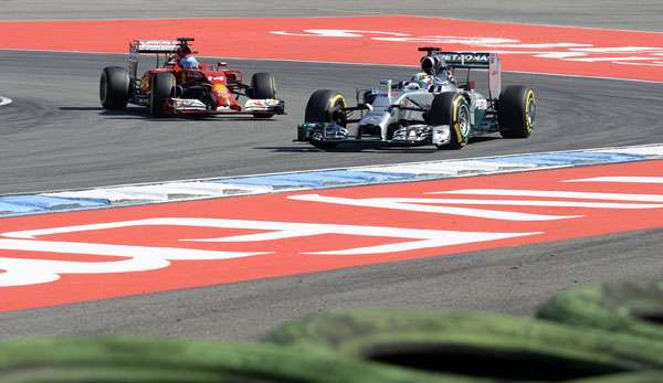 Lewis Hamilton muss sich im Rennen am Hockenheimring an Fernando Alonso vorbeiarbeiten