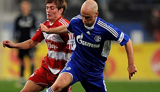 Toni Kroos (l., im Duell mit Fabian Ernst) könnte ab Januar für den KSC auflaufen