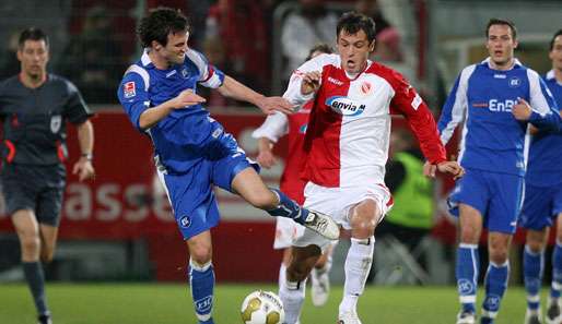 Christian Eichner kommt gegen Emil Jula einen Schritt zu spät