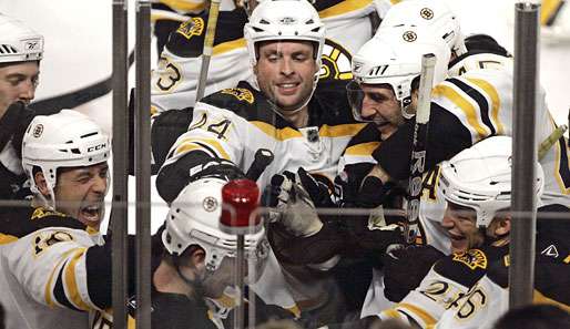 Die Boston Bruins bejubeln ihren Sieg gegen die Blackhawks