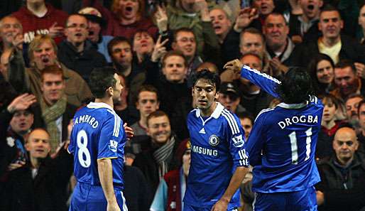 Didier Drogba wirft im Beisein von Lampard und Ferreira eine Münze in den Block der Burnley-Fans