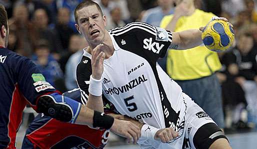 Kim Andersson vom THW Kiel überwindet die Verteidigung von Metalurg Skopje